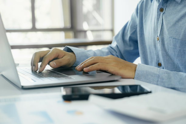 创业女商人分析投资营销数据。图片下载