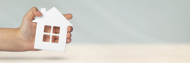 不动产保险。在灰色模糊的背景上，一个白色的房子模型。保险一套房子或公寓，概念保险服务，带有复印空间图片下载