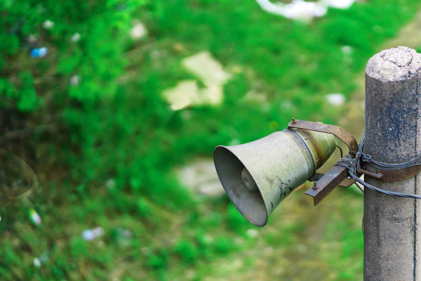 一个挂在混凝土柱子上的旧扬声器图片下载