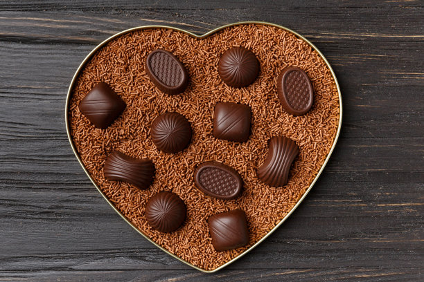 巧克力盒情人节在黑暗背景顶视图。图片下载