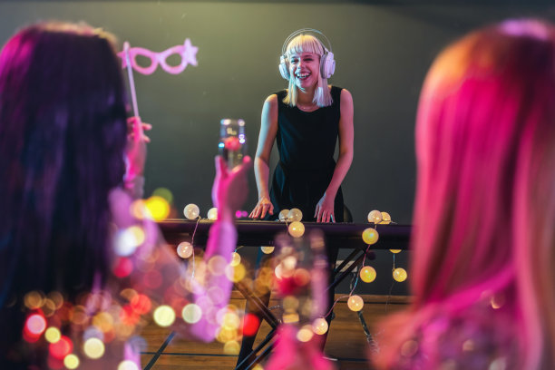 一群人在DJ的伴奏下在俱乐部跳舞图片下载