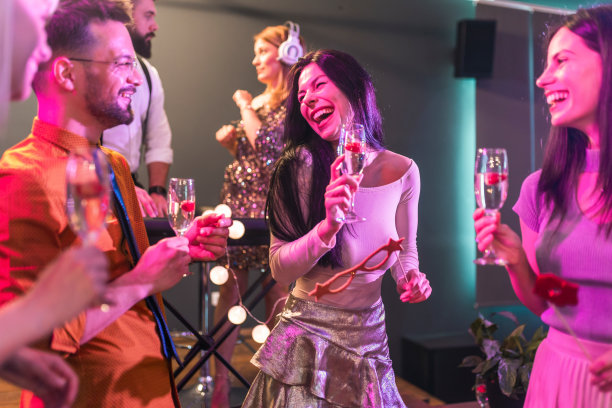 一群人在DJ的伴奏下在俱乐部跳舞图片下载