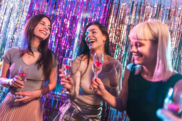 一群在俱乐部跳舞的女性朋友图片下载