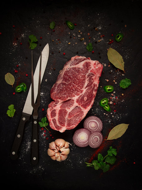 猪颈肉，生里脊肉，加香料，上桌，俯视图，没有人，黑色背景，图片下载