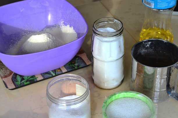 桌子上有做馅饼的产品图片下载