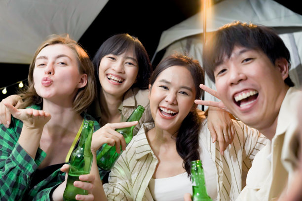 一群人开派对。图片下载