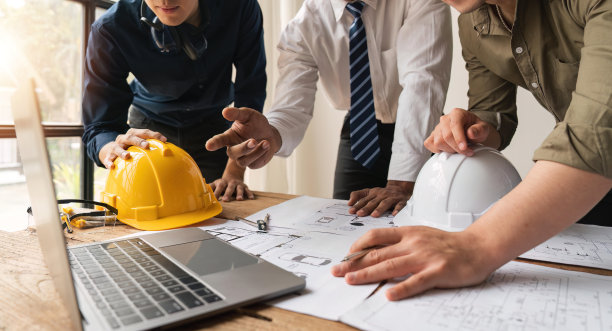 闭门工程师会议，团队头脑风暴，讨论建筑项目建设工作的蓝图图片下载