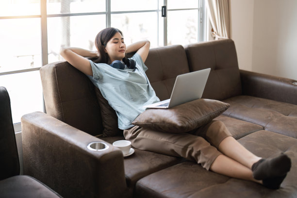 在家的美女办公桌伸展你的手臂休息工作图片下载