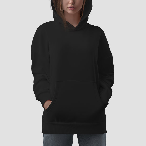 一个黑色连帽衫的模型，两边有裂缝，一个女孩戴着兜帽，双手插在口袋里，正面视图，孤立的背景。图片下载