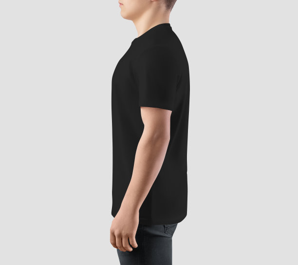 黑色t恤模型上摆姿势的家伙，侧视图，产品摄影为商业，促销，质量街头服装。图片下载