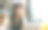 年轻的成年亚洲女学生在咖啡馆使用笔记本电脑学习和工作的肖像图片下载