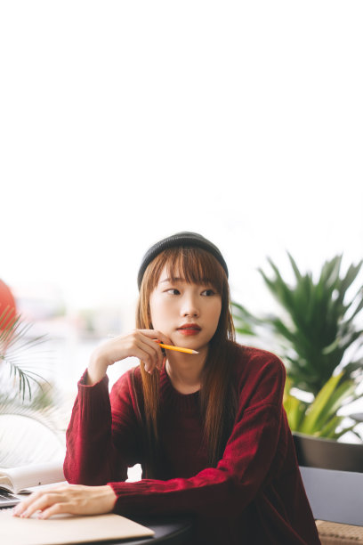 可爱的年轻成年亚洲女学生在咖啡馆学习和工作的肖像图片下载