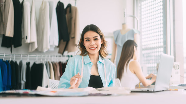 亚洲女设计师忙于制作服装或在时装设计工作室学习图片下载