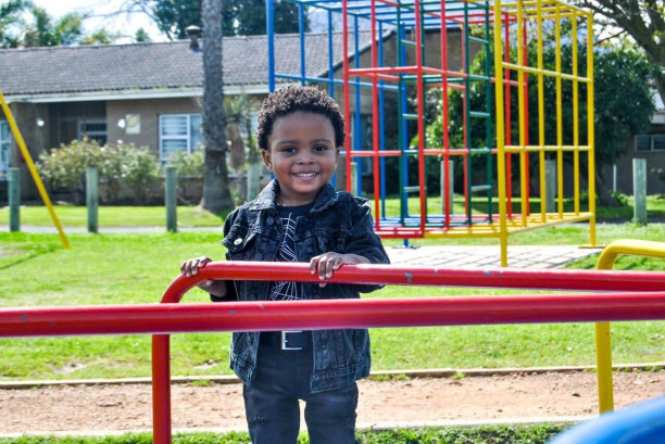 在公园里荡秋千的非洲黑人男孩图片下载
