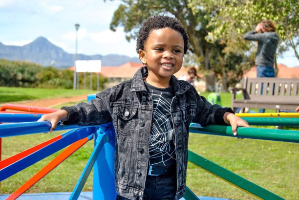 在公园里荡秋千的非洲黑人男孩图片下载