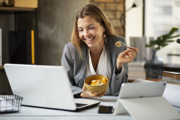 女商人在办公室吃健康零食图片下载