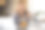 女商人在办公室吃健康零食。图片下载