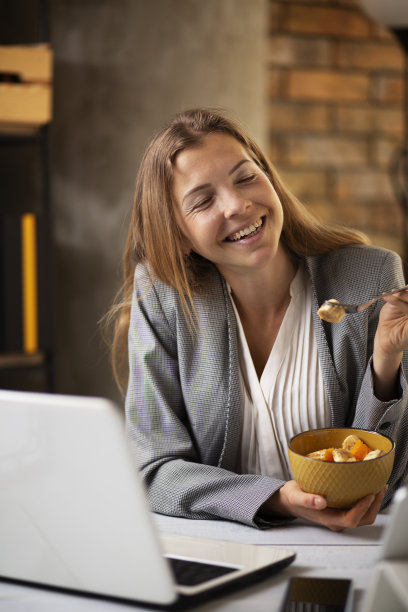 女商人在办公室吃健康零食。图片下载