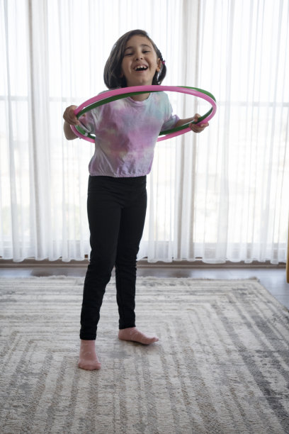 小女孩在玩呼啦圈图片下载