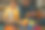 一位父亲和一个小男孩坐在幼儿园的地板上玩五颜六色的塑料积木。图片下载