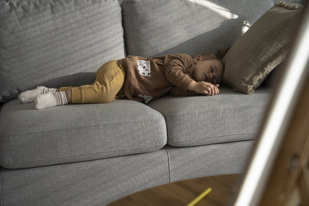 睡在沙发上的女孩。白天小睡一下，近距离观察。图片下载