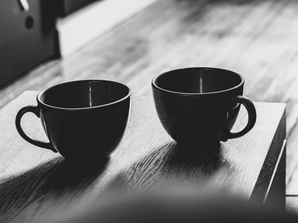 两个咖啡杯放在木桌上图片下载