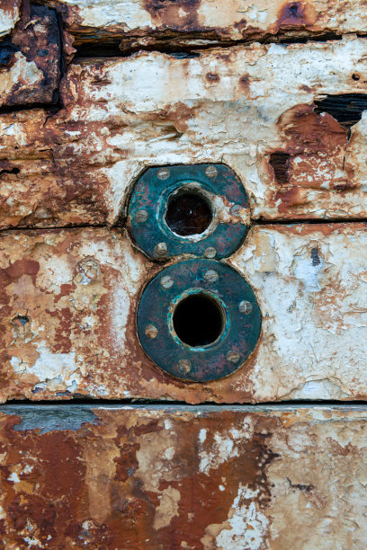 船的风化木板和圆形金属构件图片下载