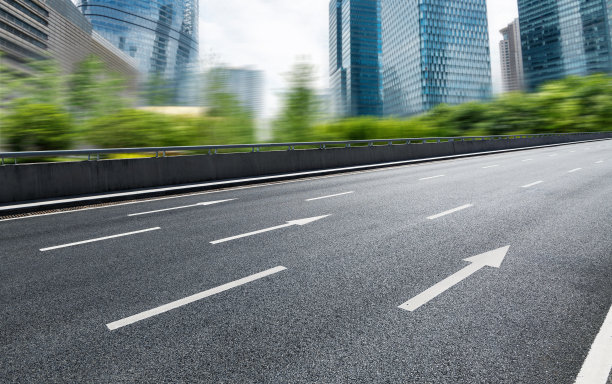 市高速公路外的办公楼图片下载