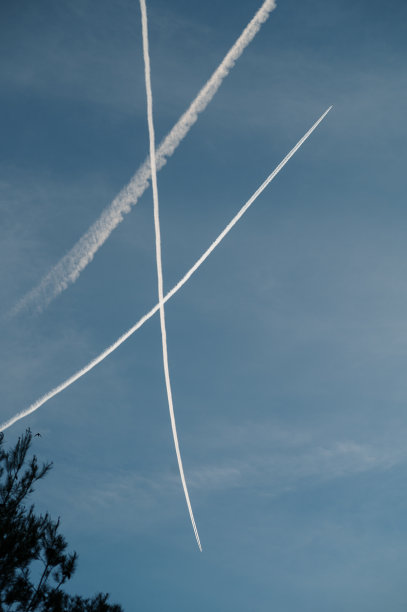 飞机航迹交叉图片下载