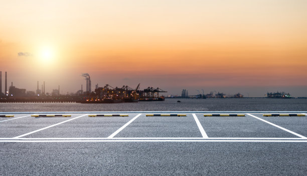 海边空荡荡的停车场图片下载