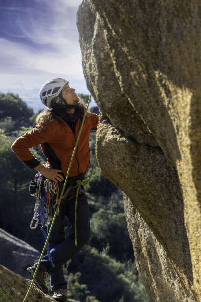 在马德里的托雷洛多内斯，一名年轻人正在准备他的下一步行动。极限运动概念图片下载