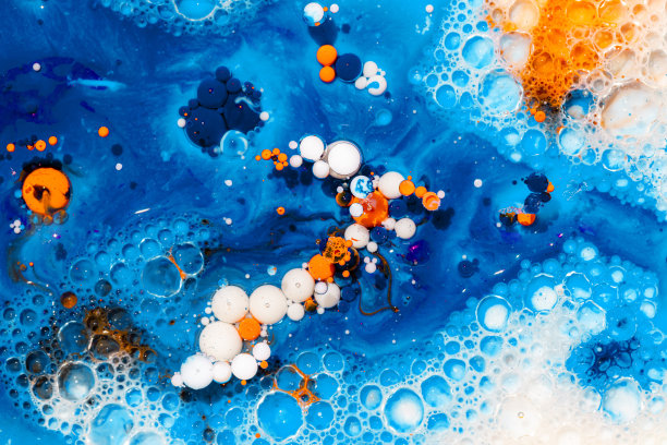 一个穿着橙色和蓝色衣服的艺术家的潜意识图片下载