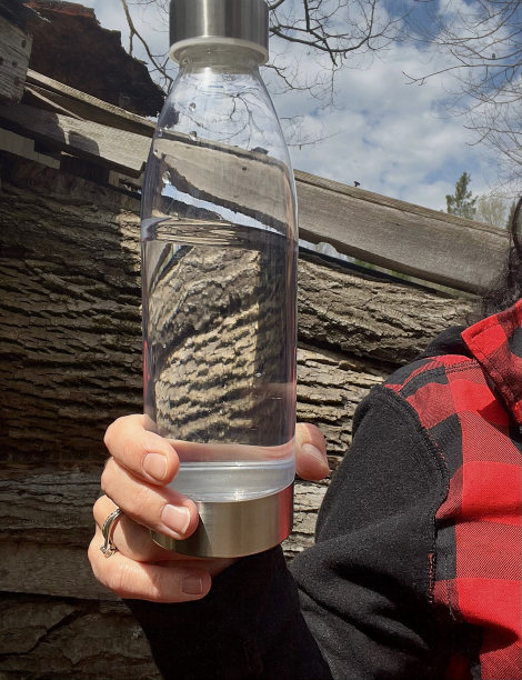 一名女子手持可续装的安全水瓶的部分照片。图片下载