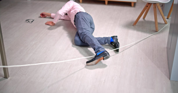 电线被绊倒了。脚绊跌图片下载