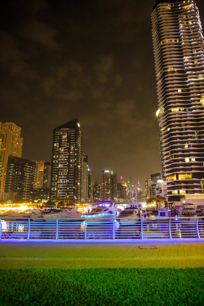 阿联酋迪拜码头夜景：摩天大楼和运河图片下载