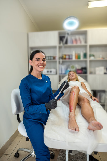 美容师在美容院为她的女客户脱毛和美容图片下载
