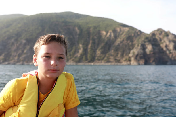 穿着救生衣的孩子在黑海的船上图片下载