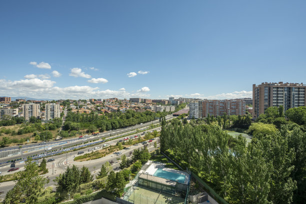 从马德里市西北部的顶层公寓的露台上看到的景色图片下载