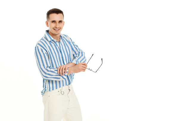 戴着墨镜，穿着蓝色条纹衬衫的帅气年轻人图片下载