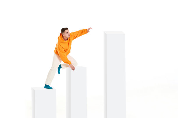 在事业阶梯上不断上升的人。那个家伙在看白色的图表图片下载