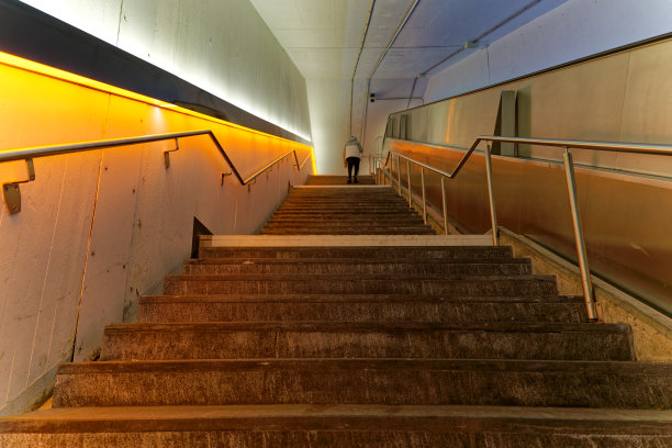 年轻人走上地铁楼梯的后视图。图片下载