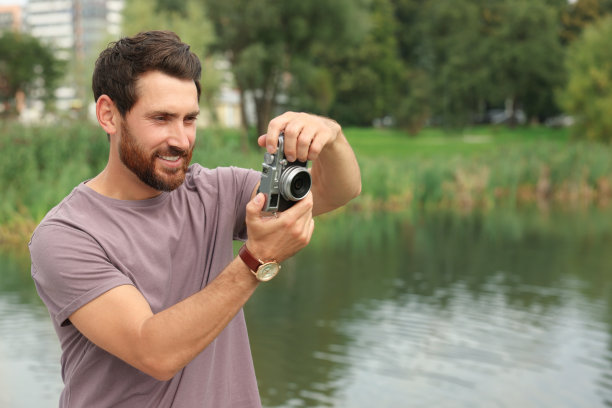 拿着相机在户外拍照的人，给文字留出空间。有趣的爱好图片下载
