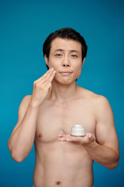 男士正在涂抹丰富的晚霜图片下载