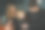 女儿拥抱并祝贺父亲，母亲特写。孩子微笑着拥抱爸爸，妈妈放松地躺在家里客厅的沙发上。家人欢笑和拥抱。愉快的一天。家庭度假的照片。图片下载