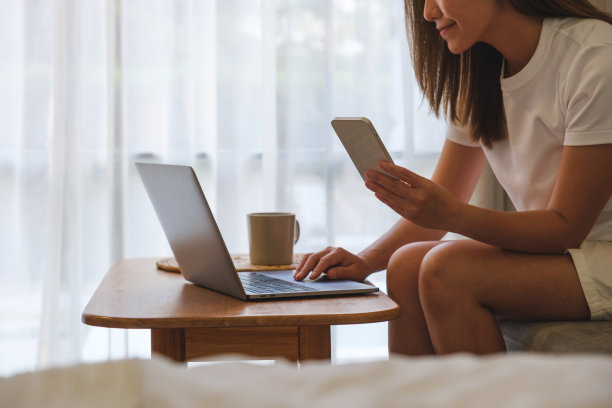 一个年轻女子在家里用笔记本电脑聊天的特写图片下载