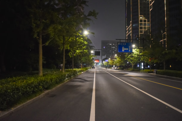 中国杭州夜晚的城市街景，在没有人的路上。图片下载