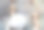身份不明的女子在攀爬墙上抓着把手。图片下载