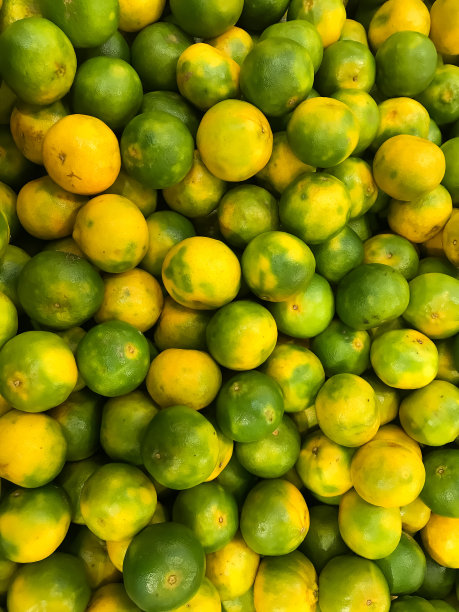 超市篮子里有一堆新鲜的酸橙图片下载