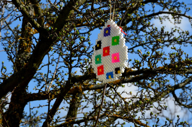 用塑料蛋装饰的复活节树，以及大量悬挂在梧桐树枝上的彩色丝带。蓝天一起创造了美丽的媚俗、套件、圆图片下载