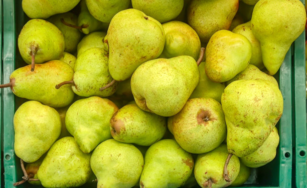 市场上出售的一组梨。图片下载